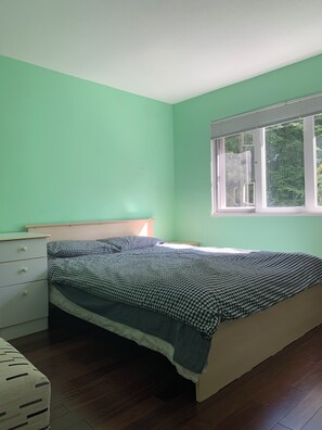 1 chambre, coffre-fort, fer et planche à repasser