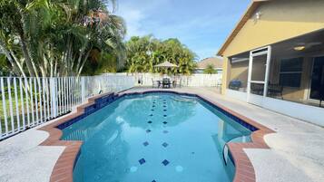 Piscina a l'aire lliure, para-sols i gandules