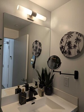 Douche, séchoir à cheveux, bidet, serviettes fournies