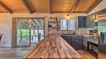 Microondas, horno, parrilla de estufa y lavavajillas