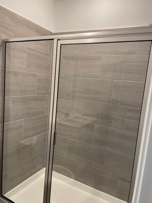 Dusj, håndklær, såpe og toalettpapir