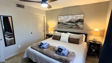 5 quartos, escrivaninha, ferros/tábuas de passar roupa, berço de viagem