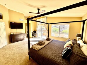 5 slaapkamers, een bureau, een strijkplank/strijkijzer, reisbedje