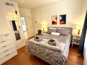 5 bedrooms, desk, iron/ironing board, travel crib - Stunning Mountain View! Heated Saltwater Pool, King Beds, Pool Table (Phoenix)