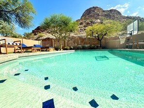 Een verwarmd zwembad