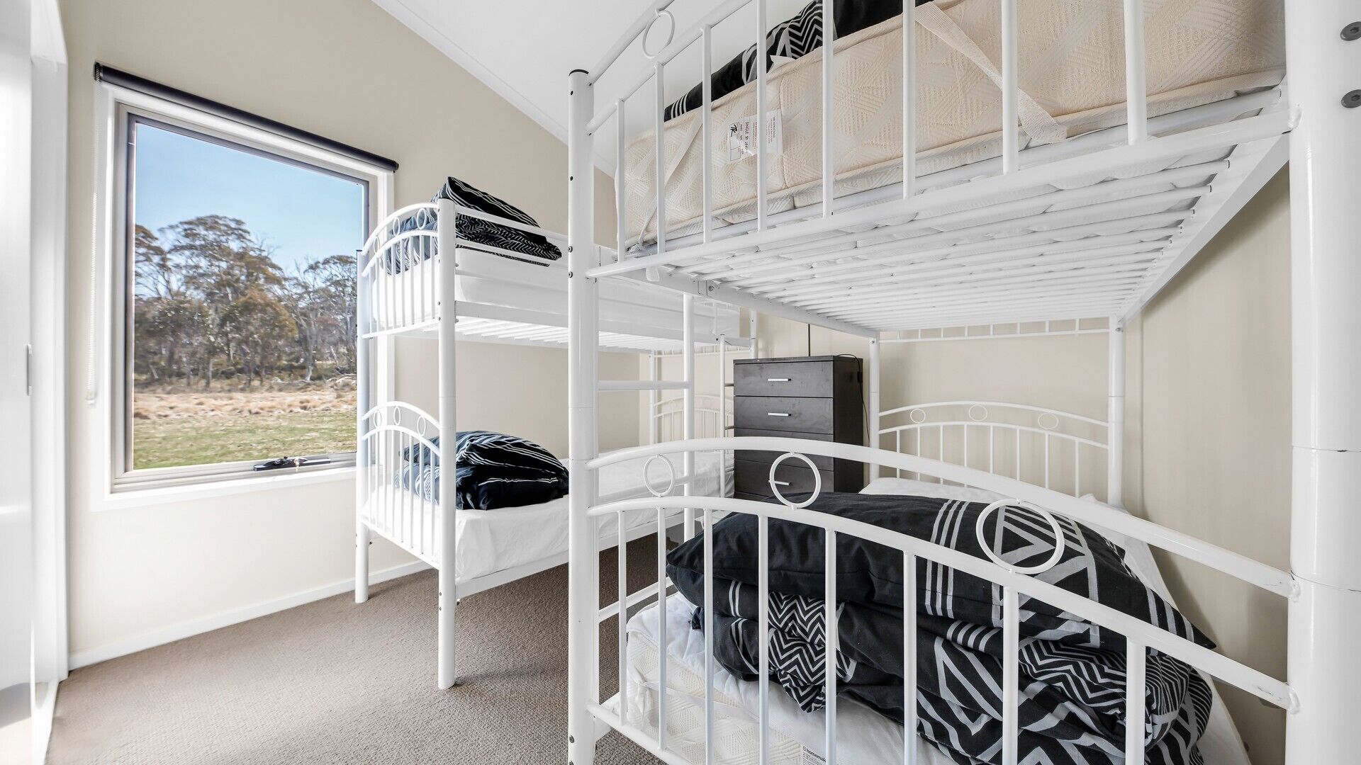 3 عدّة غرف نوم ومكواة/لوح كي