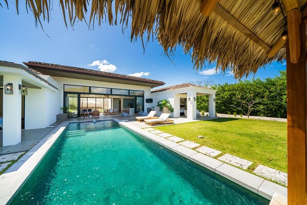 Alberca al aire libre y alberca climatizada