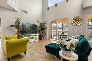 Televisión, videojuegos, oficina