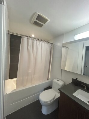 Douche, serviettes fournies, savon, papier toilette