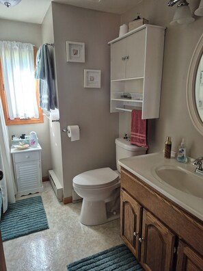 Haartrockner, Handtücher, Seife, Toilettenpapier