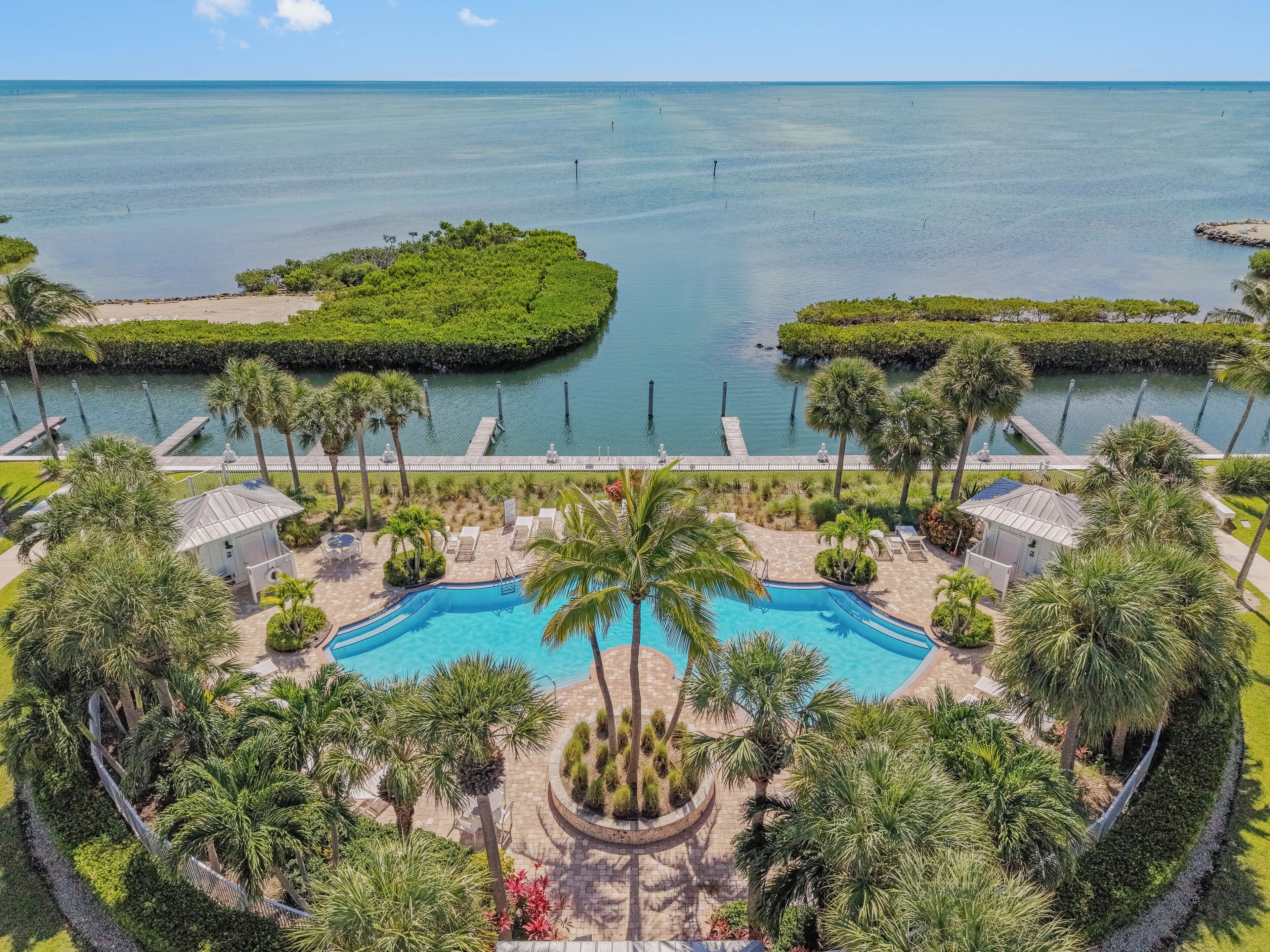 Een buitenzwembad en een verwarmd zwembad