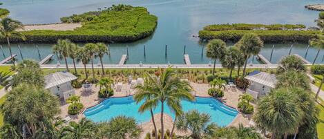 Een buitenzwembad en een verwarmd zwembad