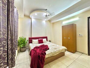 3 bedrooms, WiFi, bed sheets - 3 BHK entire floor on main road Gurgaon (Gurugram)