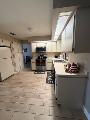 Kjøleskap, mikrobølgeovn, ovn og oppvaskmaskin