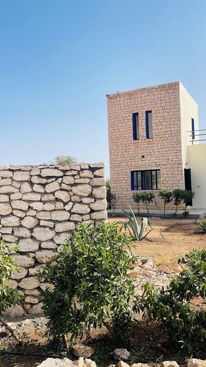 المنطقة المحيطة بالمنشأة