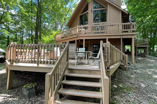 Chalet-style home with 2 decks facing Lake