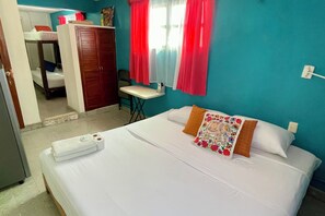 Departamento, 3 habitaciones | Escritorio, espacio para trabajar con laptop y wifi gratis 