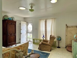 Téléviseur connecté, lecteur de DVD, livres, sélection de musique