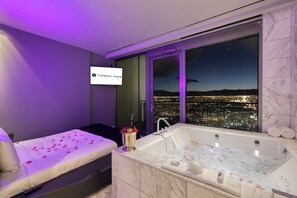 4 bedrooms, in-room safe, iron/ironing board, free WiFi - Dream Elite 4BR Penthouse Vegas Relaxing Hot Tub (Las Vegas)