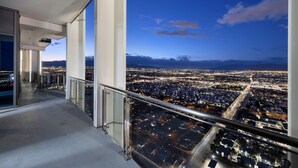Un balcon donnant sur la ville, au crépuscule.