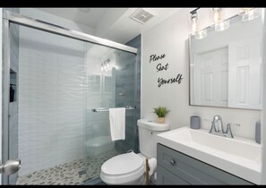 Asciugacapelli, asciugamani, sapone, carta igienica