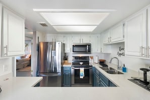 Micro-ondes, four, plaque de cuisson, lave-vaisselle