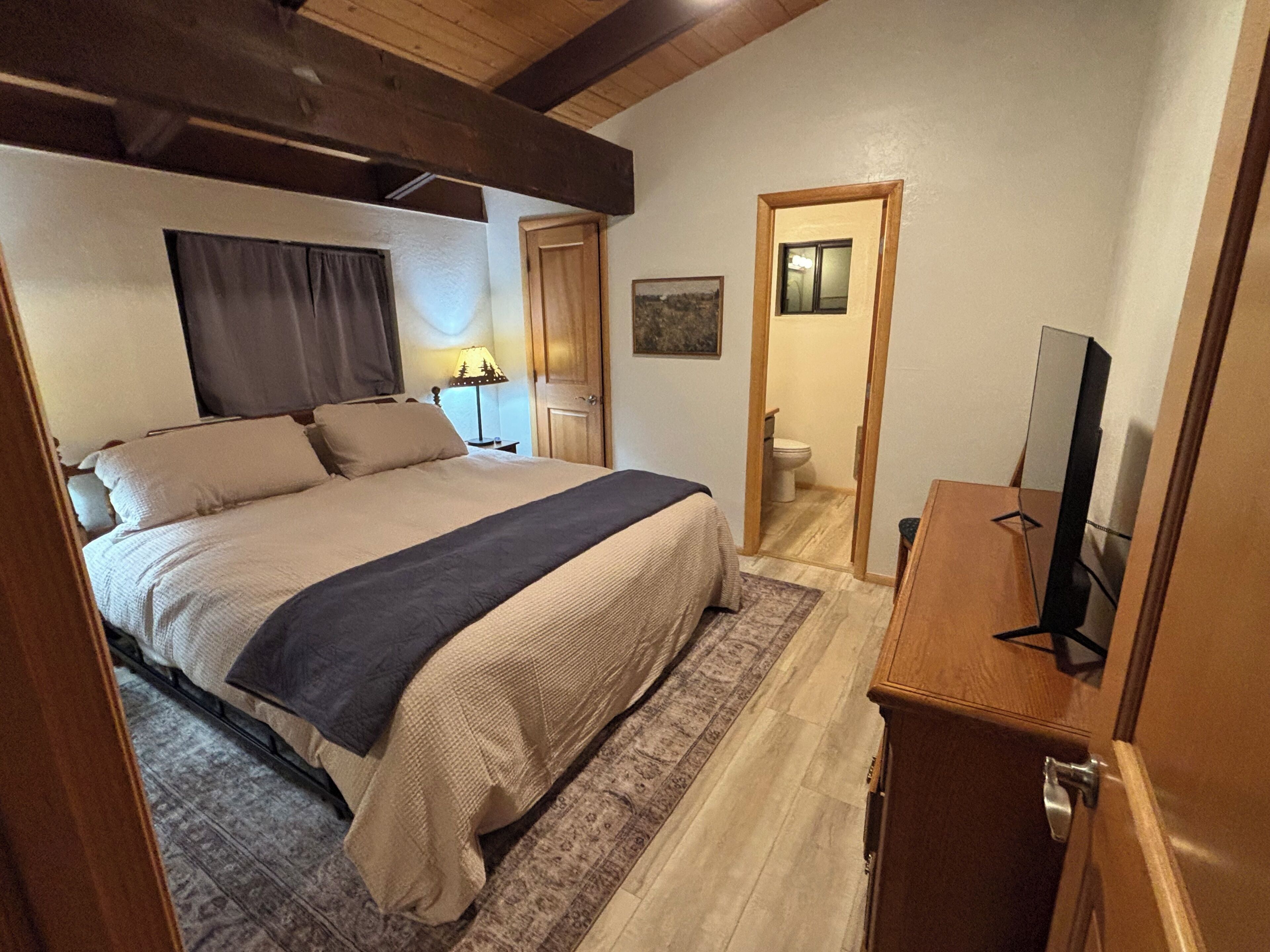 3 habitaciones, tabla de planchar con plancha, wifi y ropa de cama 