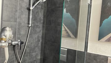 Doccia, asciugacapelli, asciugamani, sapone