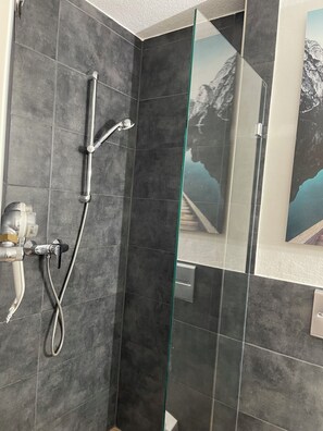 Douche, sèche-cheveux, serviettes fournies, savon