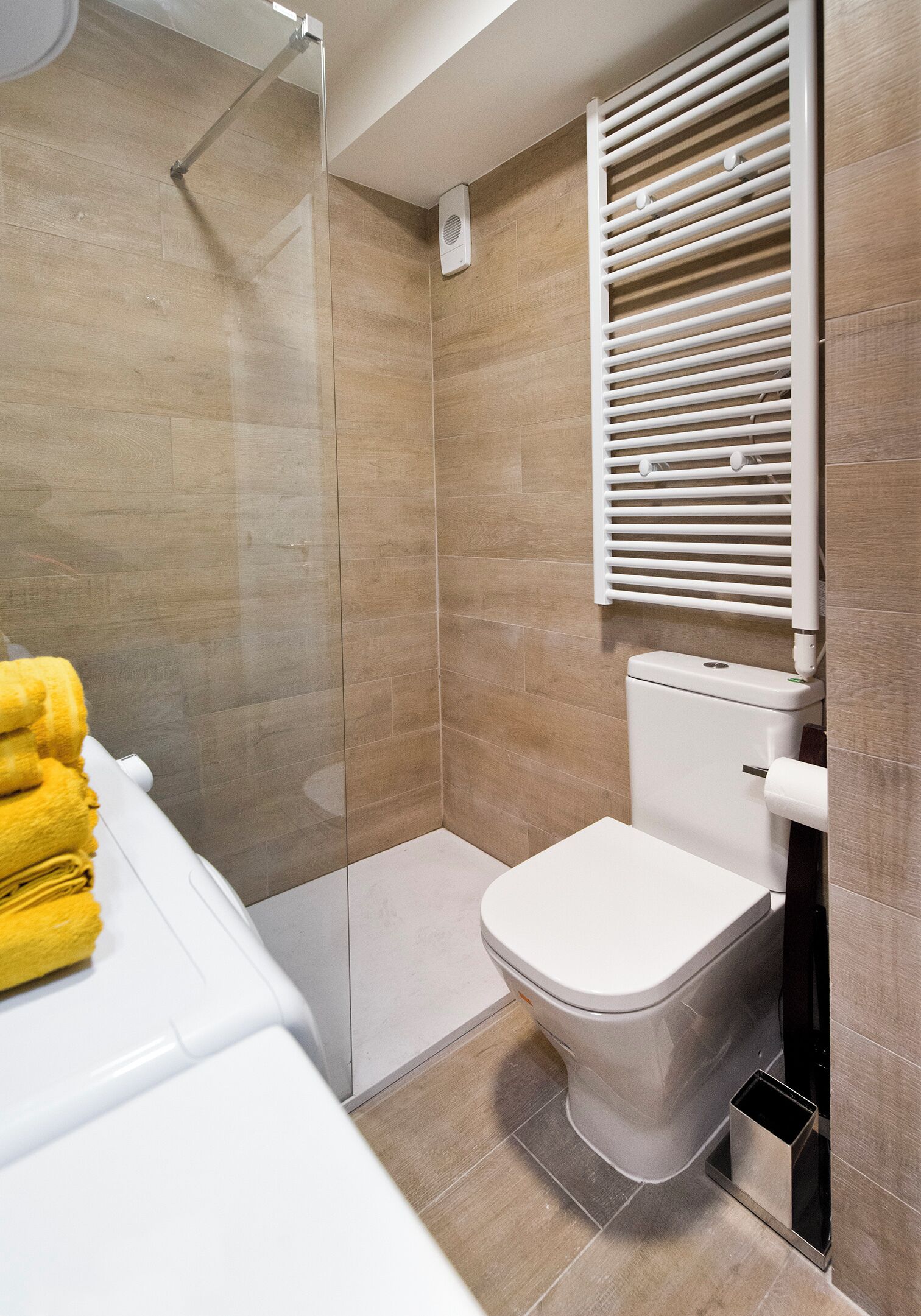 Douche, sèche-cheveux, serviettes fournies, savon