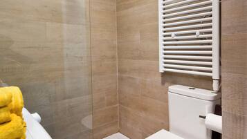 Douche, sĂšche-cheveux, serviettes fournies, savon