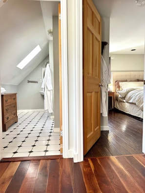 3 عدّة غرف نوم وسرير سفر وواي فاي وملاءات أسرّة