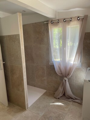 Secadora de cabello, toallas, jabón, papel de baño 