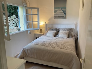 2 bedrooms, iron/ironing board, free WiFi, bed sheets