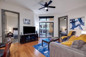 2 عدّة غرف نوم ومكواة/لوح كي وواي فاي وملاءات أسرّة