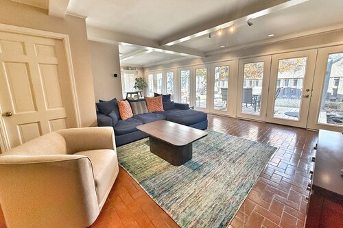 THREE PINES. Spacious & Cozy. 3 BDRM. Pool. Pet-Friendly.