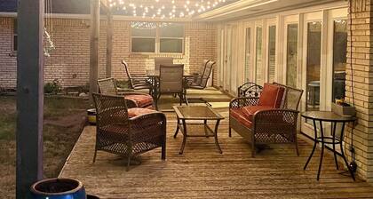 THREE PINES. Spacious & Cozy. 3 BDRM. Fireplace. Pet-Friendly.