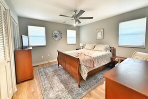 3 bedrooms, iron/ironing board, WiFi, bed sheets