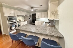 Microondas, horno, parrilla de estufa y lavavajillas 