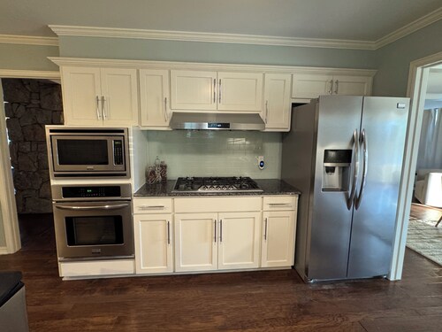 3BR house in OKC, 2 living spaces, pool, pet friendly, fenced yard, corner lot