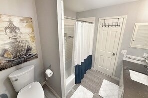 Séchoir à cheveux, bidet, serviettes fournies, savon