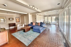 Televisión y chimenea 