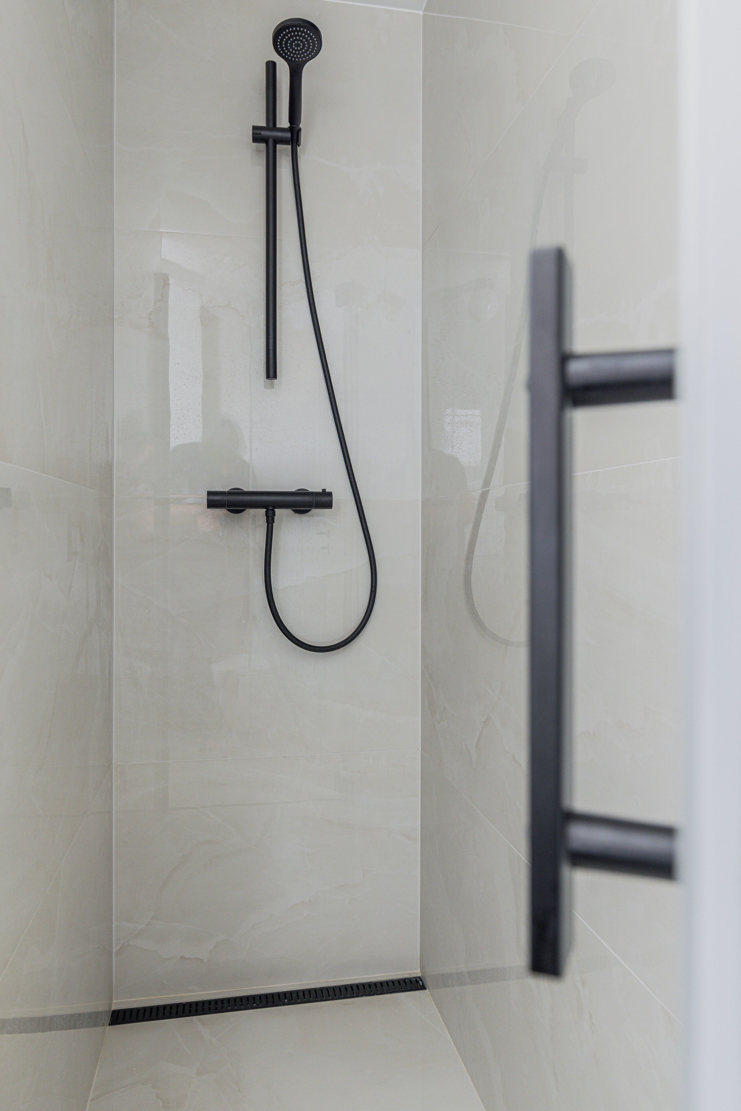 Douche, sèche-cheveux, serviettes fournies, savon