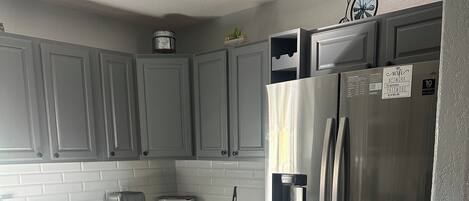 Refrigerador, microondas, horno, placa de cocina