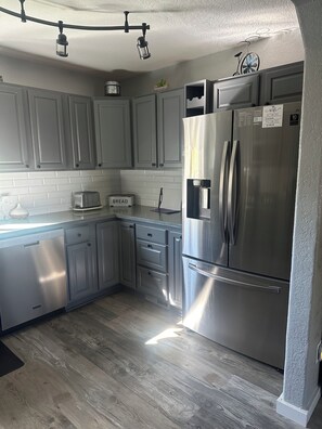 Réfrigérateur, four à micro-ondes, un four, surface de cuisson