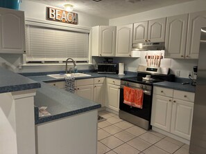 Een magnetron, een oven, een kookplaat, een vaatwasser