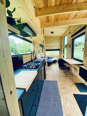 Refrigerador, parrilla de estufa, cafetera y tetera y tetera eléctrica 