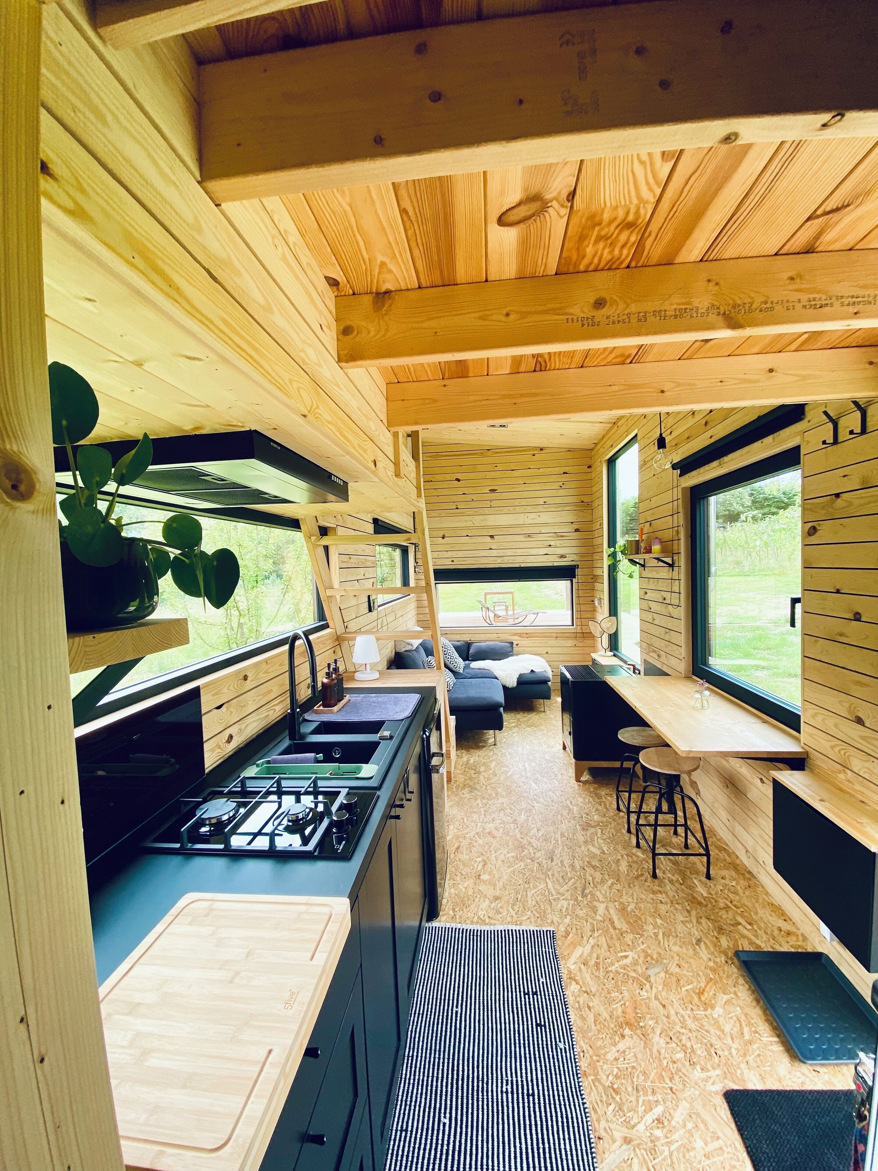 Een koelkast, een kookplaat, een koffiezetapparaat/waterkoker