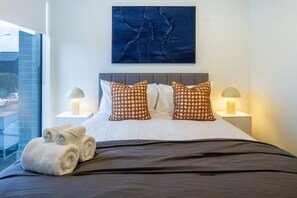 2 عدّة غرف نوم ومكواة/لوح كي وسرير سفر وواي فاي