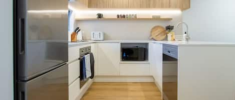 Refrigerador, microondas, horno, placa de cocina